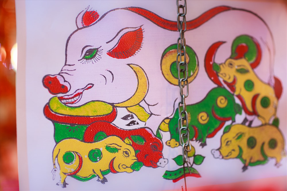Những đồ vật lợn để trang trí tràn lan khắp khu chợ. 