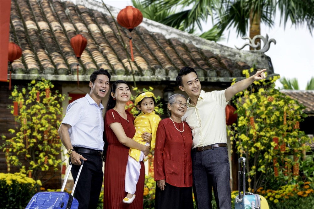 Du lịch Tết không còn chỉ là xu hướng của riêng những người trẻ tuổi. Ảnh: Vietravel