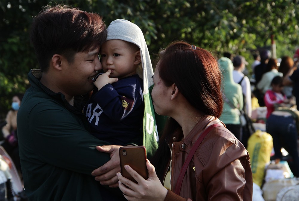 Anh Hà Văn Toàn (26 tuổi, quê Gia Lai) cùng vợ và con đón xe về Đắk Lắk.