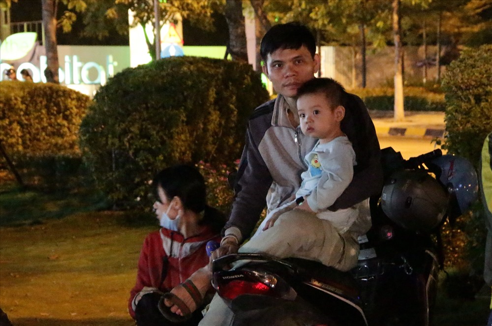 Anh Lê Xuân Vinh đón xe cho vợ và con về nhà ông bà ngoại ăn Tết ở Đắk Lắk. Riêng anh còn làm việc hết ngày 29 Tết mới nghỉ.