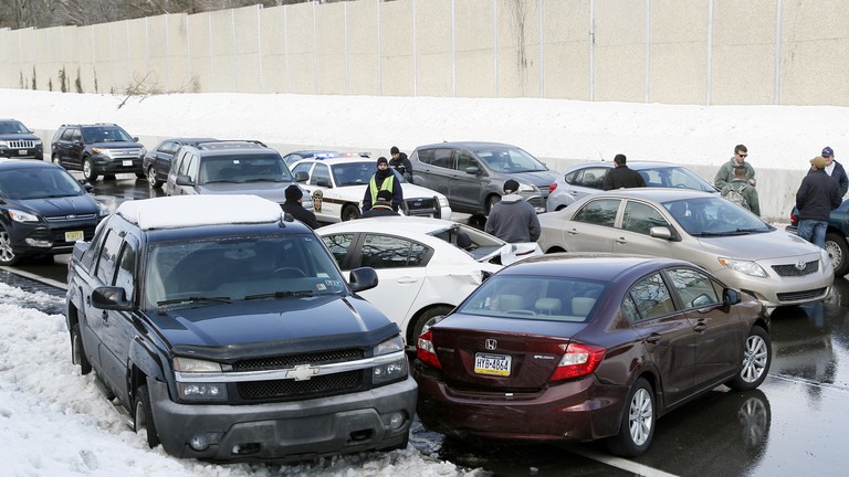 Hàng chục xe ô tô đâm nhau trên đường liên tiểu bang ở ngoại ô New York. Ảnh: New York State Police