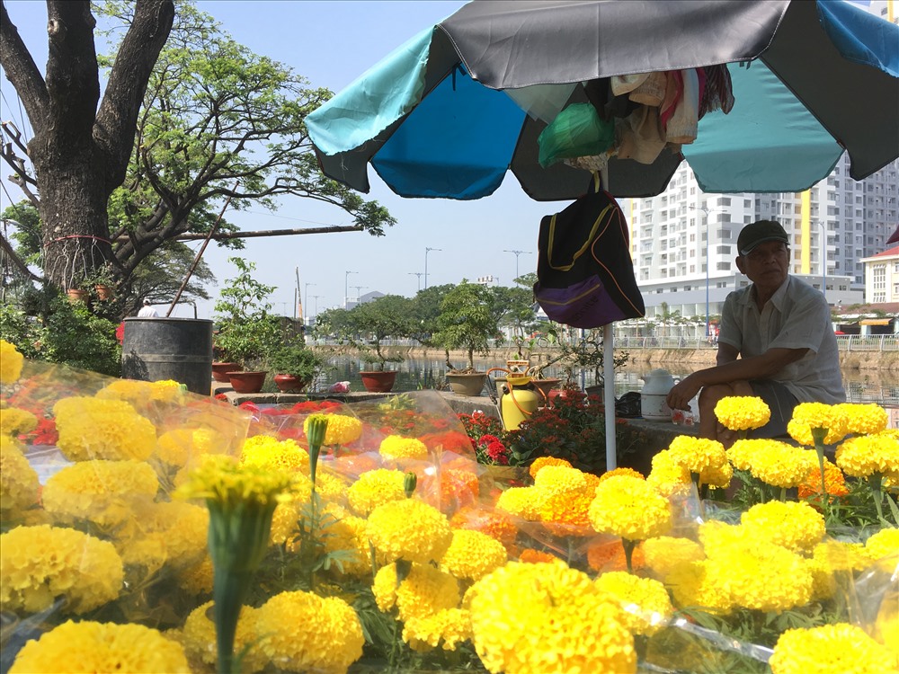 Đa số các tiểu thương nấu ăn và sinh hoạt ngay trên thuyền, đến tối họ thay phiên nhau ngủ để luôn có người thức trông hoa trên bờ.