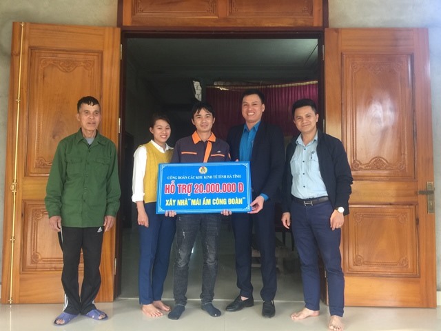 Công đoàn các KKT tỉnh Hà Tĩnh trao hỗ trợ làm nhà MÂCĐ cho đoàn viên Lê Văn Hà
