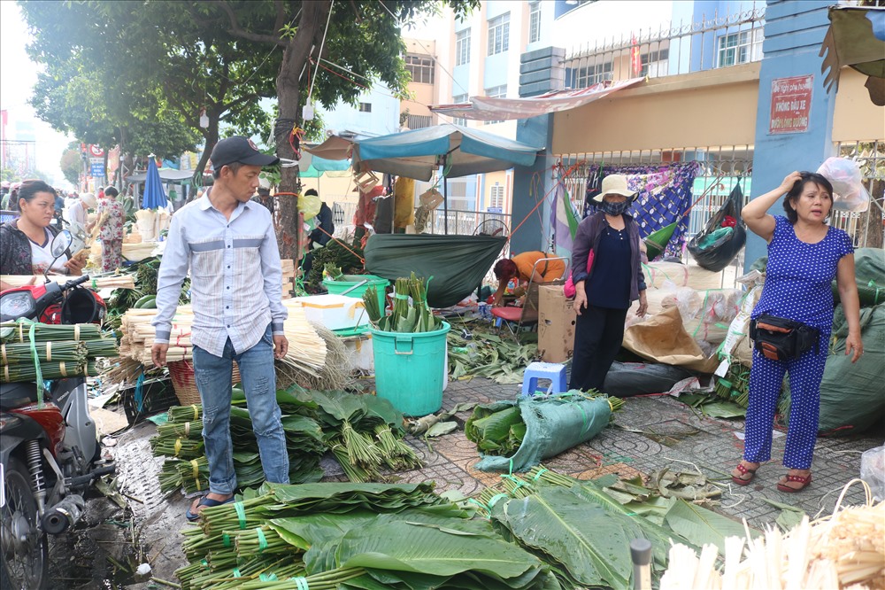 Phiên chợ được nhóm họp trên đoạn đường Cách Mạng Tháng 8 - Phạm Văn Hai (quận Tân Bình, TPHCM).
