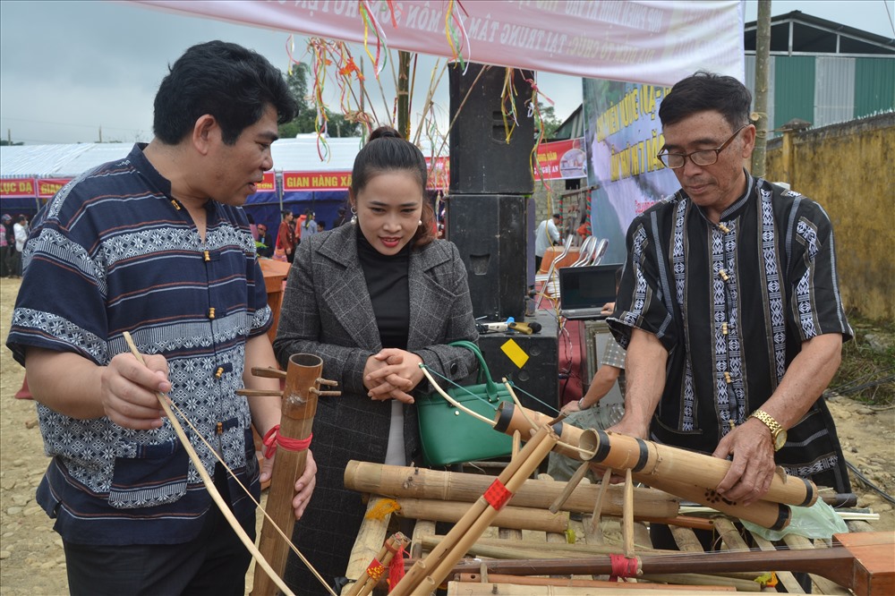Nghệ nhân dân tộc Thái giới thiệu về các nhạc cụ của dân tộc mình được làm từ tre, nứa