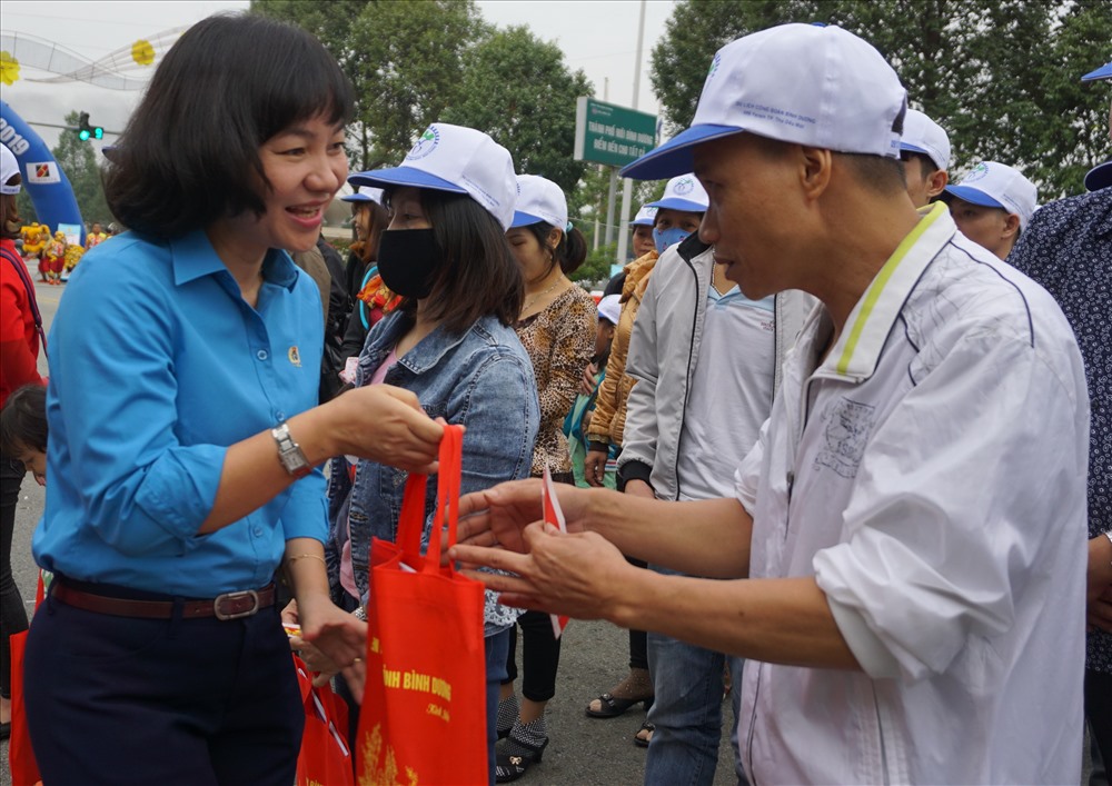 Bà Trương Thị Bích Hạnh - Chủ tịch LĐLĐ tỉnh Bình Dương tặng quà cho công nhân