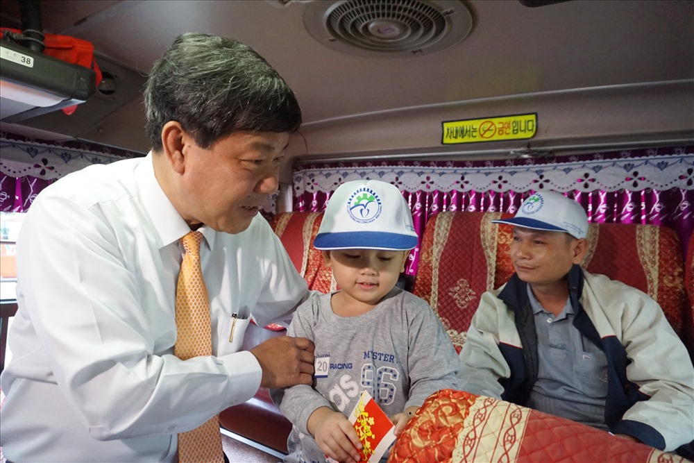 Ông Trần Thanh Liêm - Chủ tịch tỉnh Bình Dương lên tận xe khách lì xì cho con công nhân