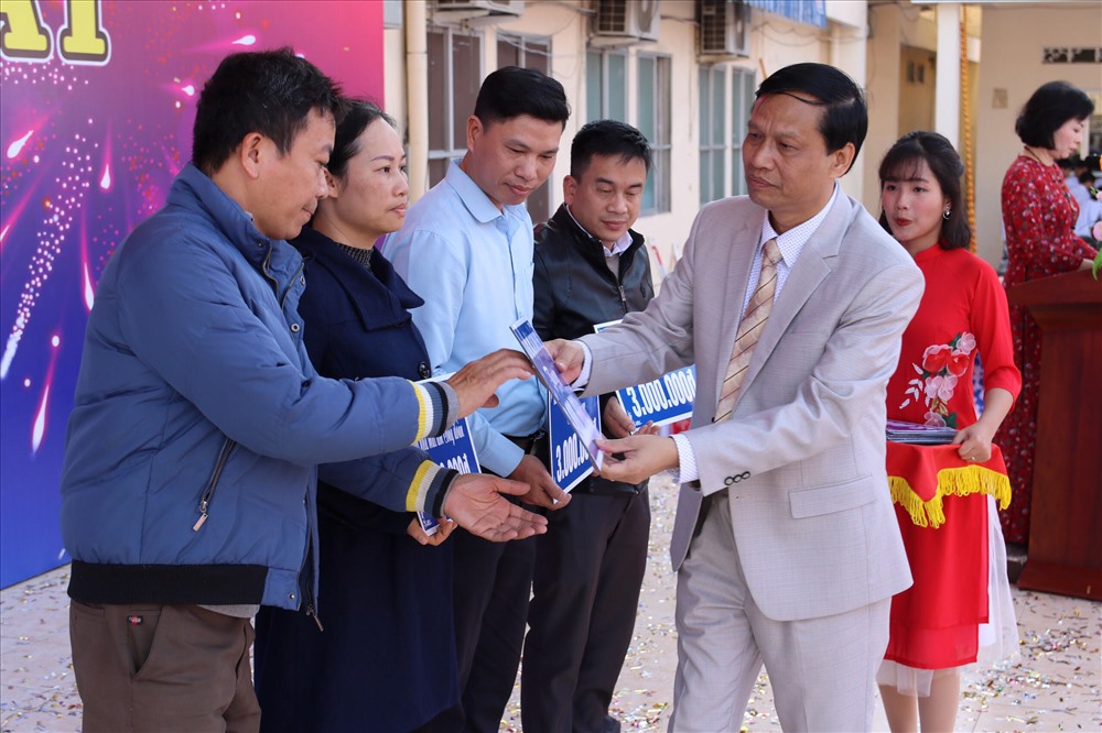 Ông Nguyễn Xuân Trường - Giám đốc sở GD&ĐT Hải Phòng tặng quà cho giáo viên có hoàn cảnh khó khăn - ảnh Minh Kiên