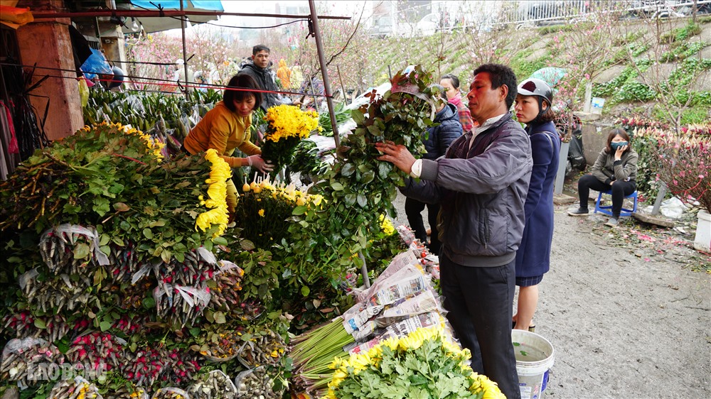 Ở đây không chỉ có các loại hoa từ những vùng nổi tiếng trồng hoa như Tây Tựu, Gia Lâm, Đông Anh… mà còn có cả những loại hoa xa xôi từ Đà Lạt, TP Hồ Chí Minh. 
