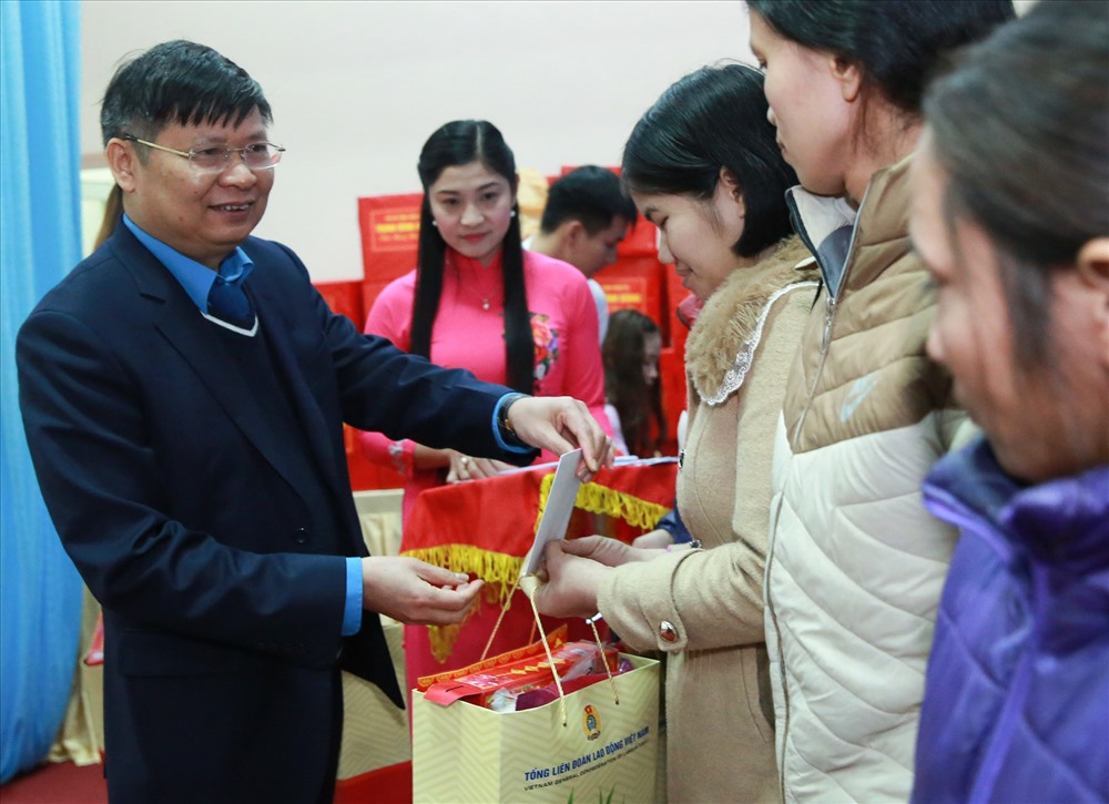 Phó Chủ tịch Tổng LĐLĐVN Phan Văn Anh trao quà cho CNLĐ tại chương trình Tết Sum vầy do LĐLĐ tỉnh Phú Thọ tổ chức. Ảnh: HẢI NGUYỄN