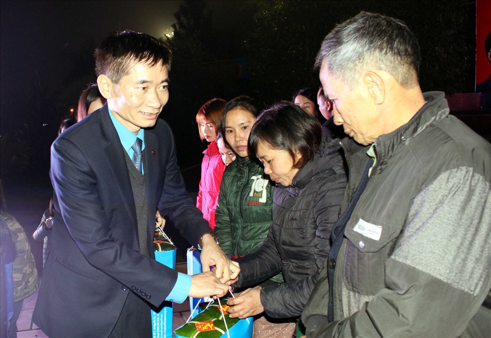 Phó Chủ tịch Tổng LĐLĐVN Trần Văn Thuật trao quà cho CNLĐ tỉnh Thái Nguyên. Ảnh: VŨ HẢI