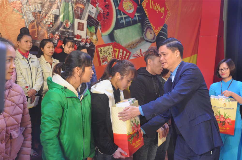 Đồng chí Ngọ Duy Hiểu - Phó Chủ tịch Tổng LĐLĐVN - trao quà Tết tới các CNLĐ có hoàn cảnh khó khăn của tỉnh Bắc Ninh. Ảnh: QUẾ CHI