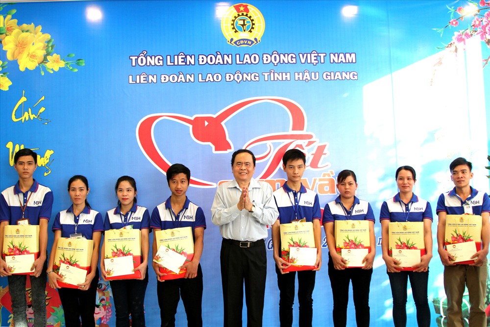 Chủ tịch Trần Thanh Mẫn tặng quà cho công nhân. 