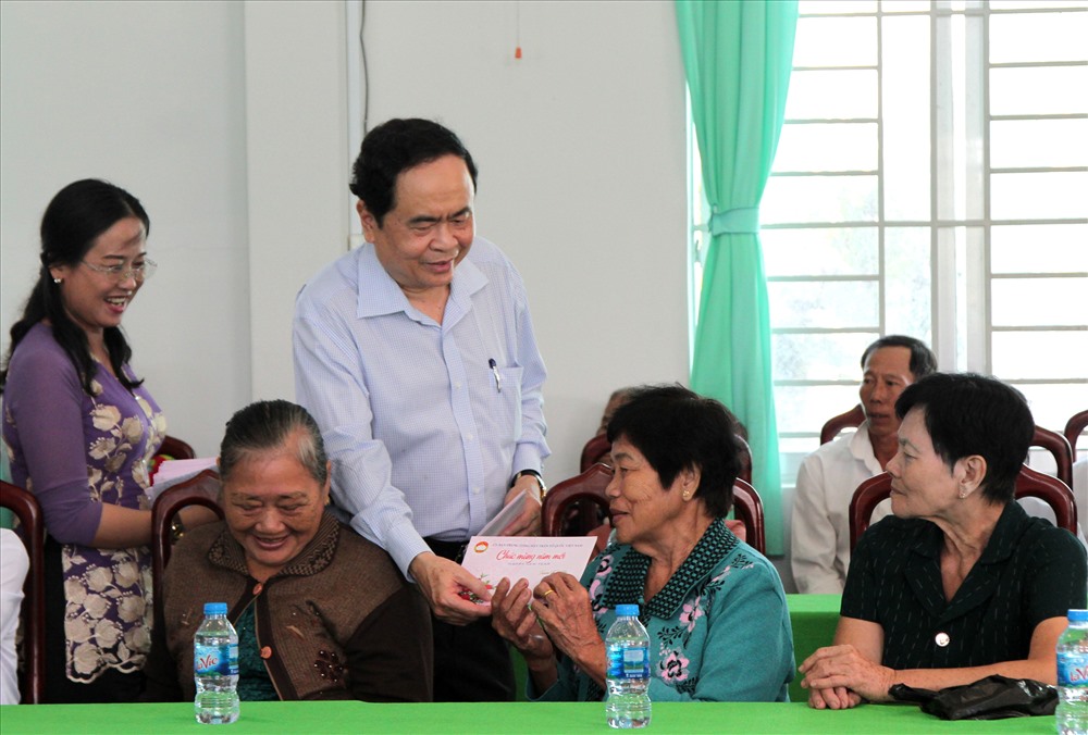 Chủ tịch Trần Thanh Mẫn tặng quà cho gia đình chính sách, hộ nghèo xã Thạnh Xuân, huyện Châu Thành A.