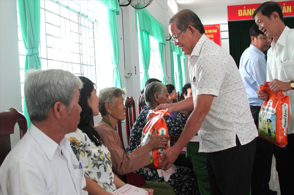 Ông Trần Tấn Ngời, Phó Chủ tịch Ủy ban MTTQ Việt Nam TP Hồ Chí Minh trao quà cho các gia đình chính sách xã Thạnh Xuân.