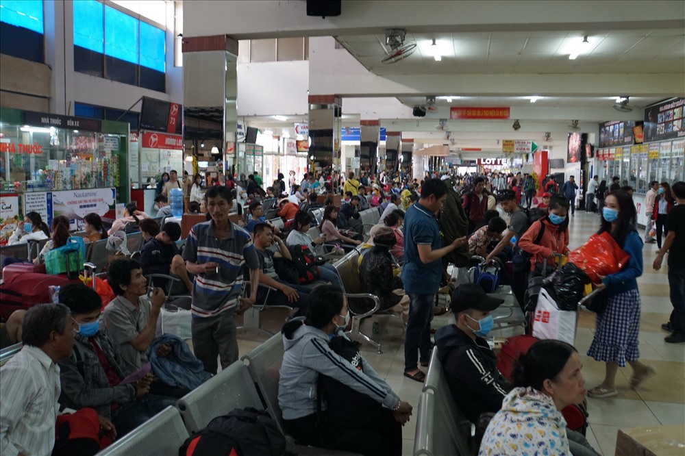 Theo ghi nhận, chiều 31.1 (tức 26 tháng Chạp âm lịch) lượng hành khách về quê ăn Tết qua bến xe Miền Đông tiếp tục tăng đột biến.