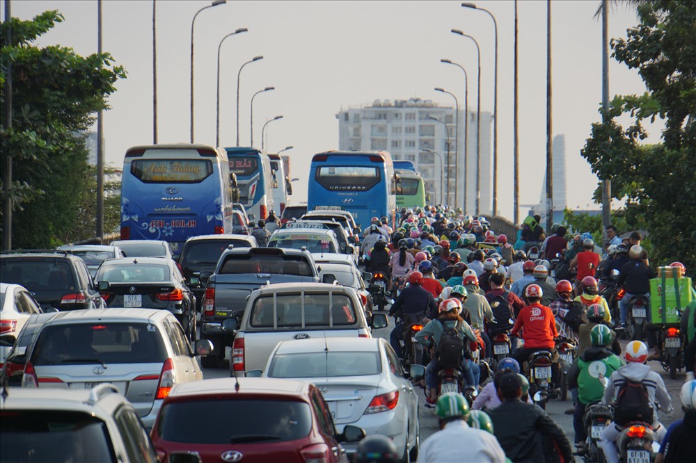 Trên cầu Bình Triệu, hướng vào bến xe này ken kín các loại xe, hàng ngàn người phải nhích từng chút để lưu thông.