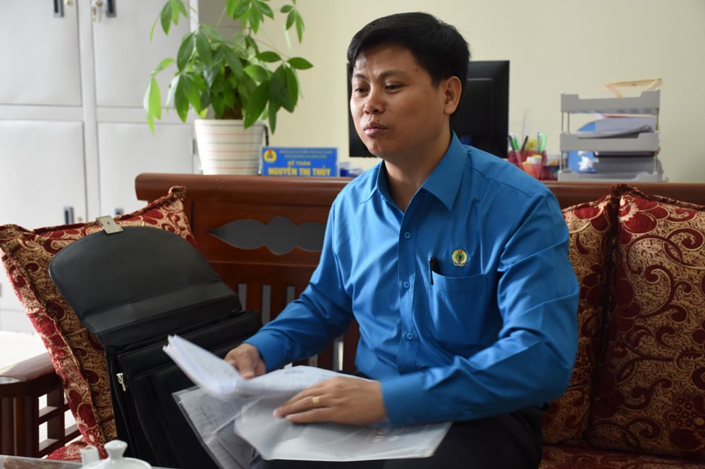 Ông Ngô Quyết Thắng - Chủ tịch CĐ ngành Công thương tỉnh Bắc Giang trao đổi về vụ việc với phóng viên. Ảnh: QUẾ CHI
