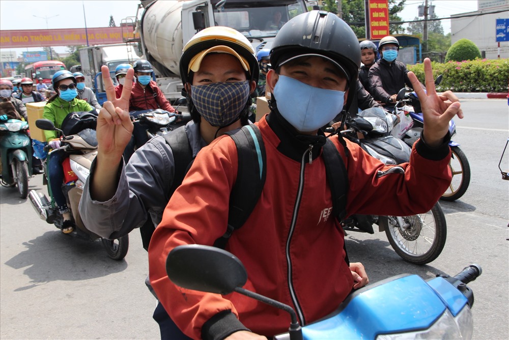 Họ hào hứng trên chặng đường về nhà bằng xe máy.
