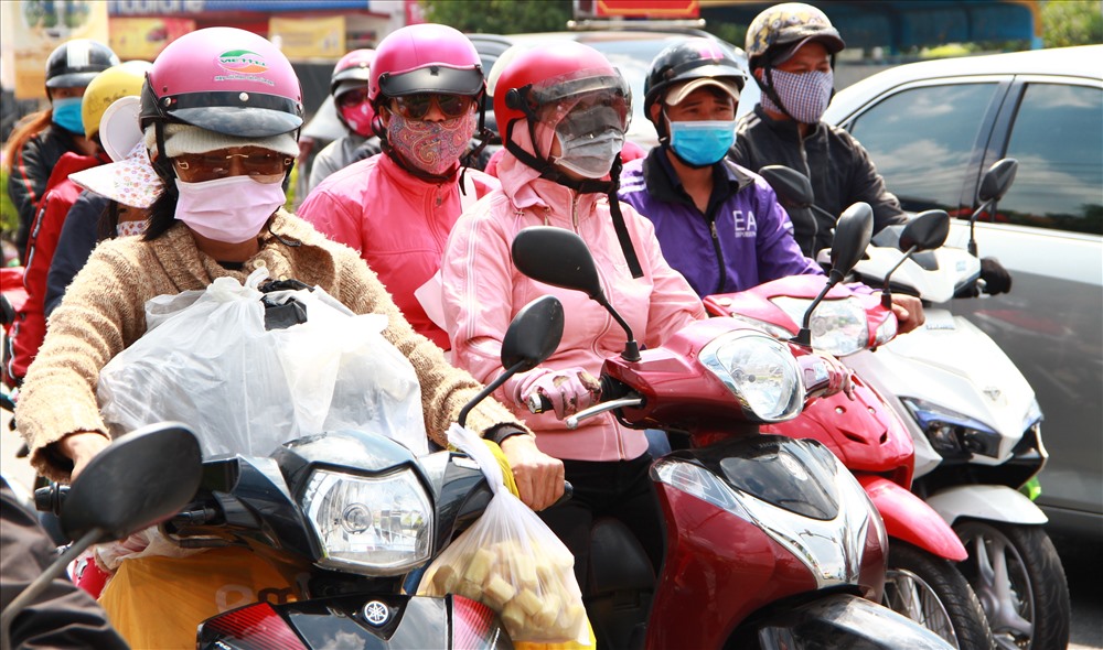 Nhiều phụ nữ cũng không ngại chạy xe máy về nhà.