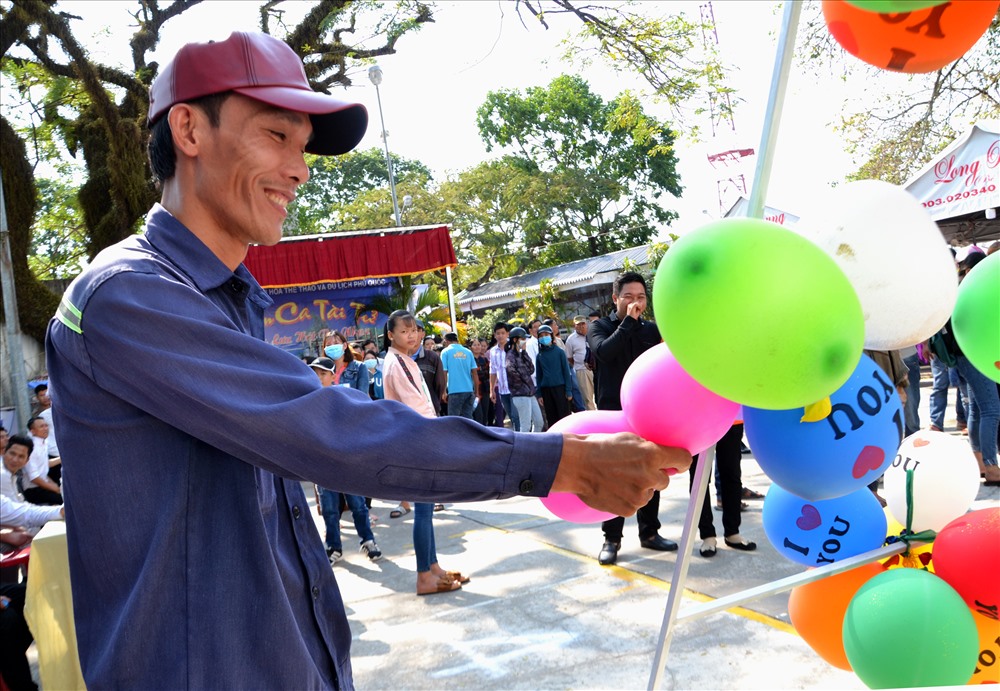 Trước khi bước vào chương trình lễ, là hoạt động hội với nhiều trò chơi dân gian vui tươi, lành mạnh. Ảnh: Lục Tùng