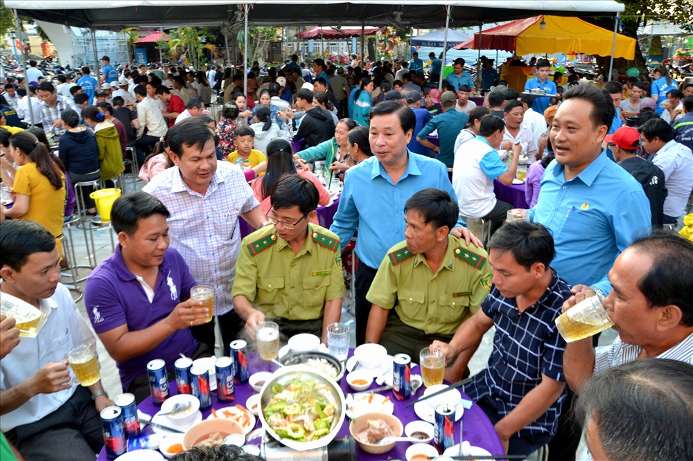 Đại diện lãnh đạo LĐLĐ Kiên Giang, Huyện ủy đến tận từng bàn  thăm hỏi, chúc Tết và chung vui với CNLĐ. Ảnh: Lục Tùng