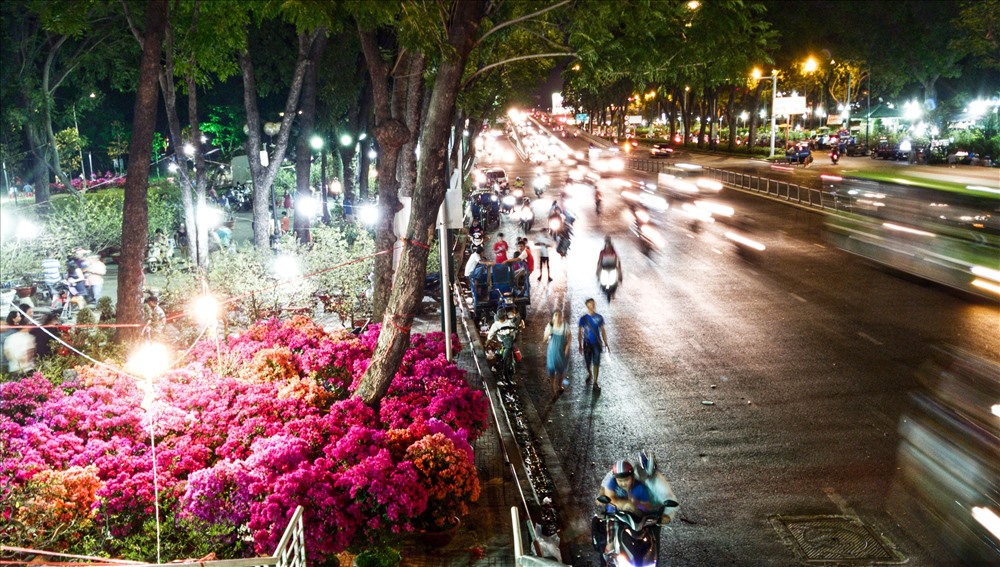 Người dân TPHCM ùn ùn kéo về công viên Gia Định bất kể ngày đêm để mua hoa Tết