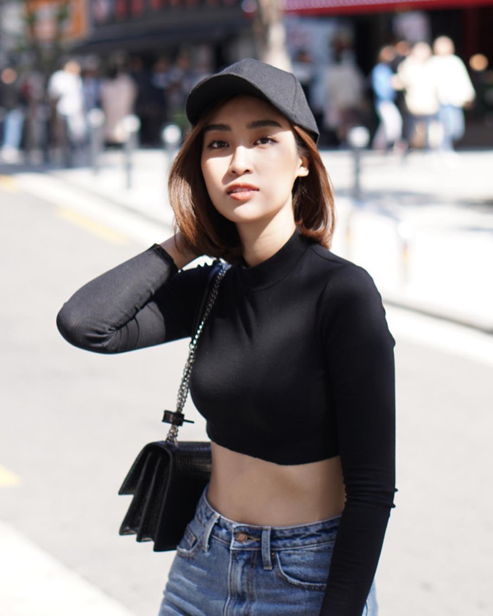 Tuy nhiên, kể từ khi cắt phăng mái tóc dài, Đỗ Mỹ Linh trở nên phong cách hơn hẳn. Cô chăm khoe chiếc eo thon, đôi chân dài qua những thiết kế áo croptop, đầm xẻ chân gợi cảm.