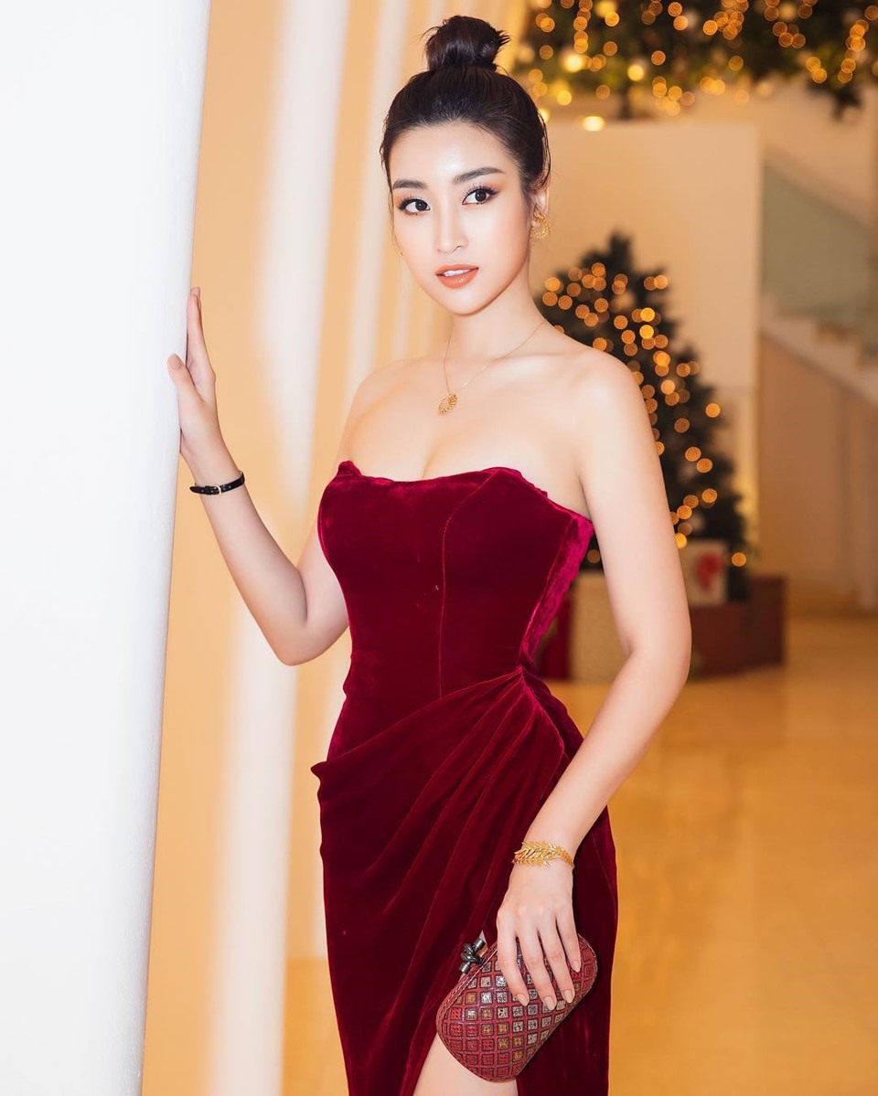 Không chỉ gợi cảm hơn, Mỹ Linh cũng dần trở nên sành điệu khi đi sự kiện với trang sức tiền tỉ.