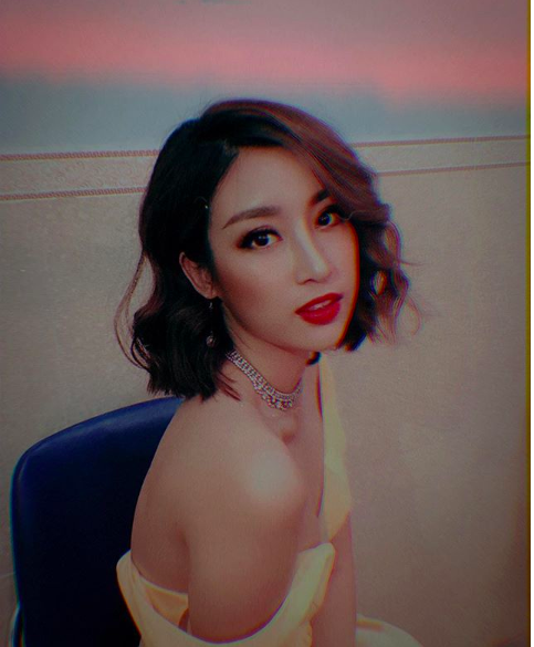 Từng trả lời phỏng vấn về việc ăn mặc “hở bạo” hơn so với trước đây, Đỗ Mỹ Linh cho biết: “Đôi lúc mình cũng phải thay đổi hình ảnh cho khán giả cảm thấy đỡ chán và Linh cũng muốn thử nhiều phong cách để định hướng xem bản thân phù hợp với phong cách nào và cũng không ngờ “hở bạo” lại được nhiều khán giả ủng hộ và quan tâm đến như vậy“.