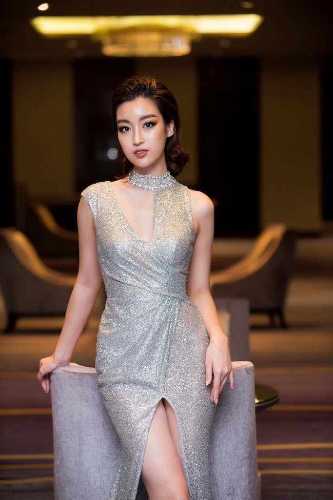 Sau khi kết thúc nhiệm kì, Hoa hậu Việt Nam 2016 “kết thân” hơn với những chiếc đầm “hở trên xẻ dưới” để khoe thân hình nóng bỏng.