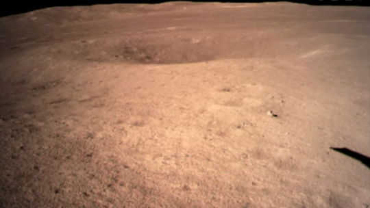 Bức ảnh đầu tiên tàu thăm dò Trung Quốc chụp được ở phần tối mặt trăng. Ảnh: CNSA