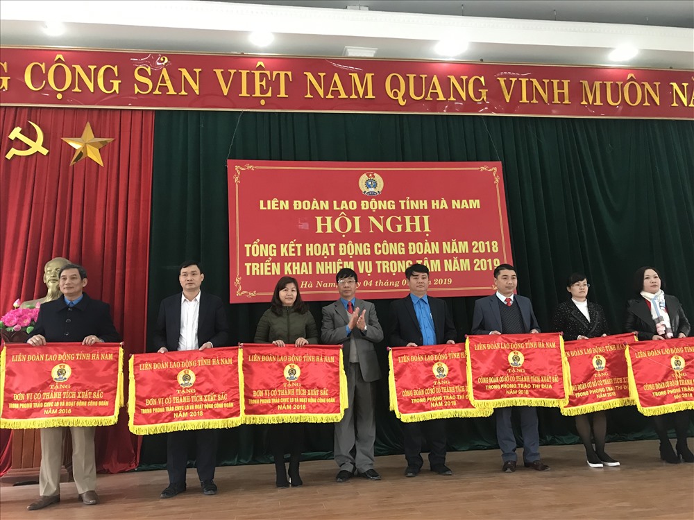 Đồng chí Trịnh Văn Bừng - Chủ tịch LĐLĐ tỉnh Hà Nam trao Bằng khen của LĐLĐ tỉnh cho các cá nhân, đơn vị có thành tích xuất sắc trong hoạt động CĐ. Ảnh: V.L