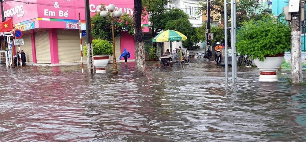 Mưa lớn, nhiều nơi tại Thành phố Bạc Liêu ngập sâu trong nước do ảnh hưởng bão số 1 (ảnh Nhật Hồ)