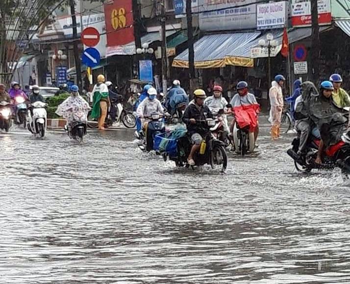 Mưa lớn, nhiều nơi tại Thành phố Bạc Liêu ngập sâu trong nước do ảnh hưởng bão số 1 (ảnh Nhật Hồ)