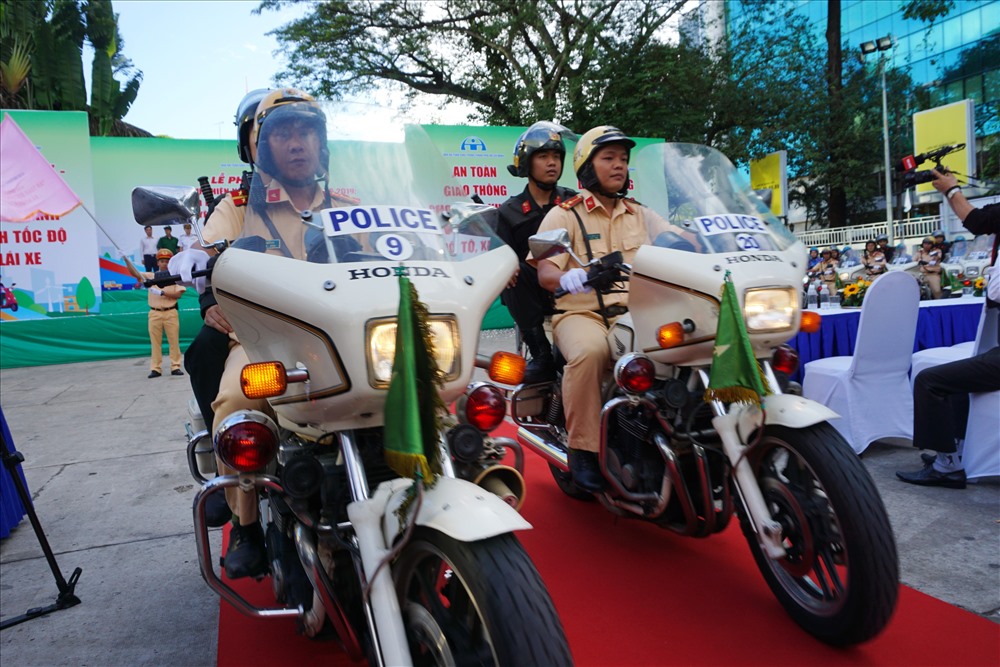 Lực lượng CSGT, đoàn xe của các quận huyện diễu hành hưởng ứng Năm an toàn giao thông 2019.