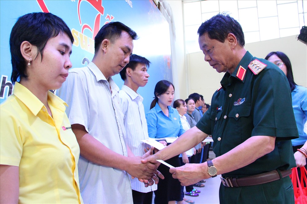 Ông Võ Trọng Việt thăm hỏi, tặng quà cho CN có hoàn cảnh khó khăn