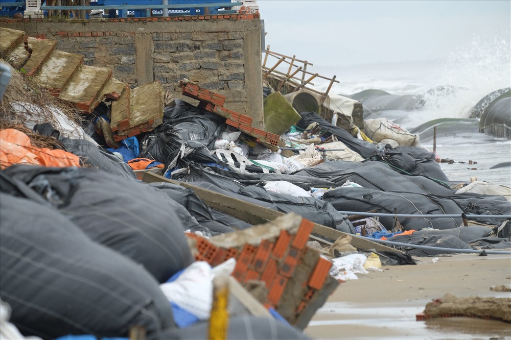 Sóng đã đánh nhiều bao vải chứa cát nặng hàng chục tấn bị xé toạc, nhiều bức tường kè chắn và bậc cấp dẫn từ nhà hàng xuống bãi biển bị đổ sập.