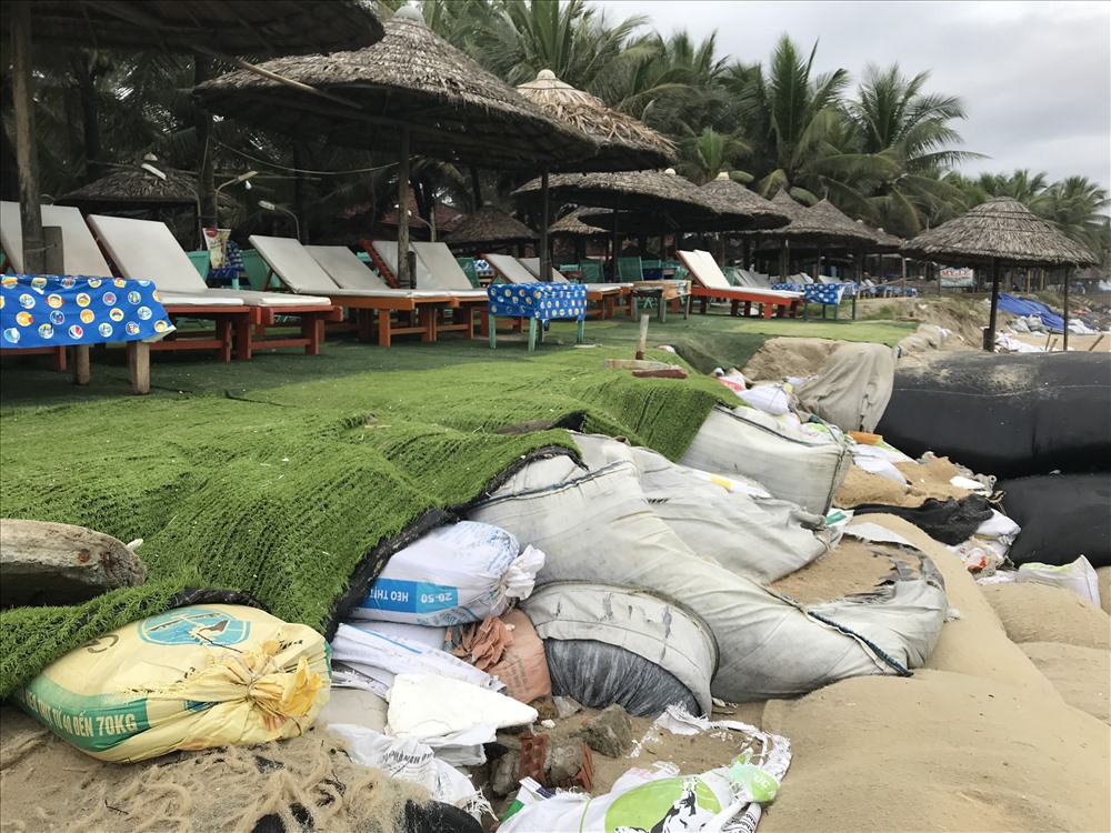 Khu vực nghỉ dưỡng của các hộ kinh doanh dọc bờ biển Hội An đang bị sạt lở nghiêm trọng.