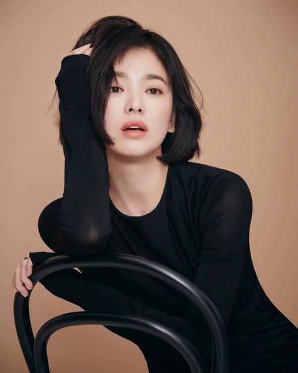 Mới đây, Song Hye Kyo đã tung bộ ảnh đẹp ngất ngây, tiếp tục khẳng định đẳng câp của một “tượng đài nhan sắc” Hàn Quốc. 
