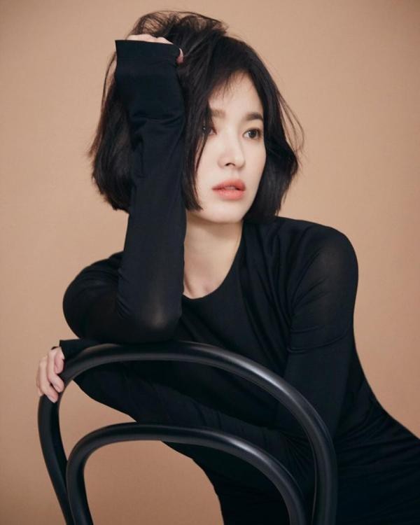 Mới đây, Song Hye Kyo đã tung bộ ảnh đẹp ngất ngây, tiếp tục khẳng định đẳng câp của một “tượng đài nhan sắc” Hàn Quốc. 