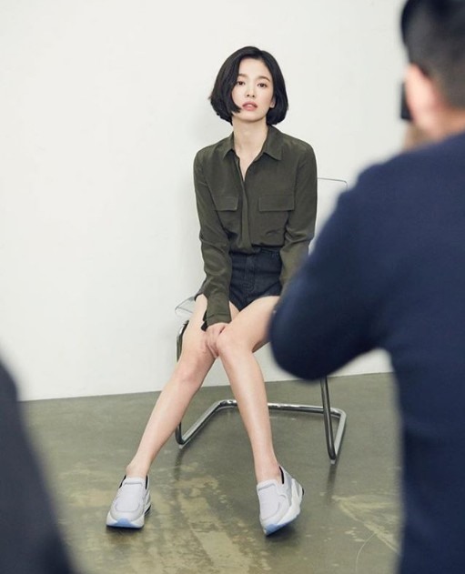 Xuất hiện với hình ảnh mới, bà xã Song Joong Ki gây bất ngờ với mái tóc ngắn và phong cách cá tính. 