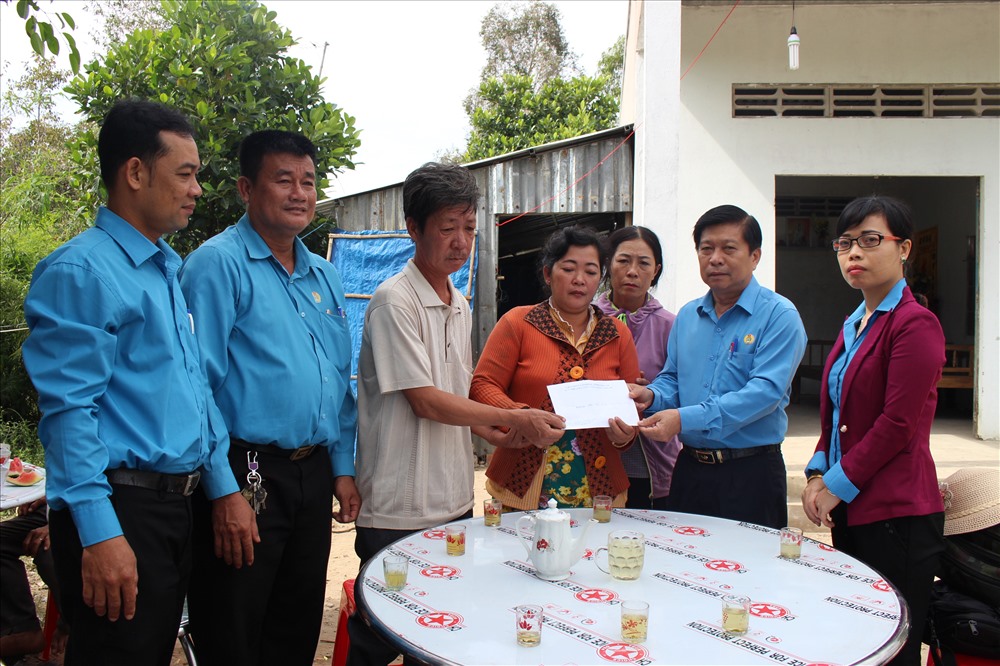 Tổ chức Công đoàn tỉnh Long An và huyện Tân Hưng kịp thời đến thăm và hỗ trợ gia đình nạn nhân Cường.