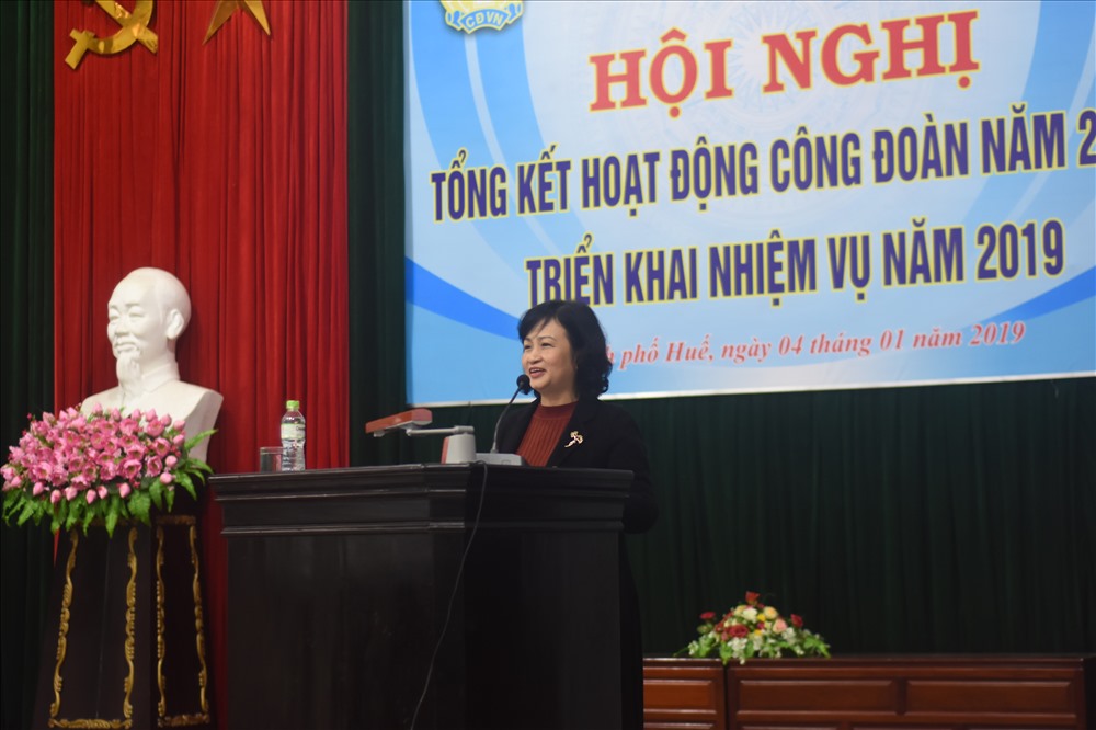 Đồng chí Nguyễn Khoa Hoài Hương - Chủ tịch LĐLĐ Thừa Thiên - Huế phát biểu tại hội nghị. Ảnh: PĐ.