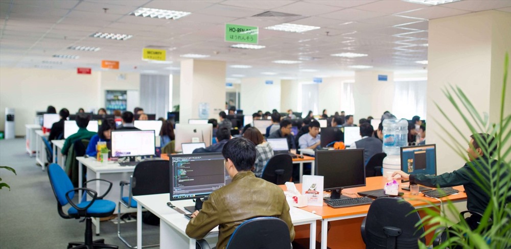 Việt Nam đang đứng thứ nhất trong lợi thế về ngành IT vì “nhân sự giỏi với mức lương cạnh tranh”. Nguồn: Ominext.