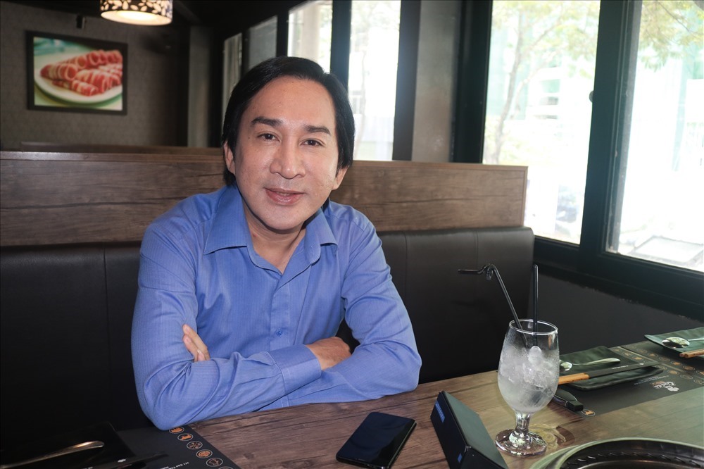Nghệ sỹ Kim Tử Long trao đổi với PV Báo Lao Động về vấn đề giới trẻ “quên” cải lương.