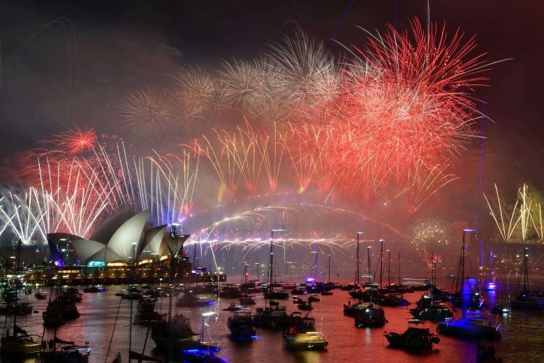 Là một trong những quốc gia đón năm mới 2019 sớm nhất trên toàn thế giới, người dân tại thành phố Sydney (Australia) đã có những phút giây đón Giao thừa trọn vẹn với màn bắn pháo hoa hoành tráng, rực rỡ. Ảnh: Reuters.