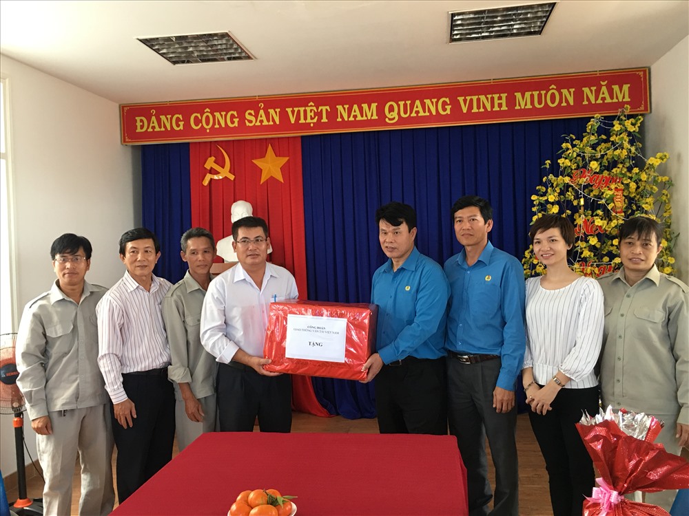 Động viên, tặng quà cho các CBCNV của Trạm quản lý luồng lạch Sao Mai - Vũng Tàu