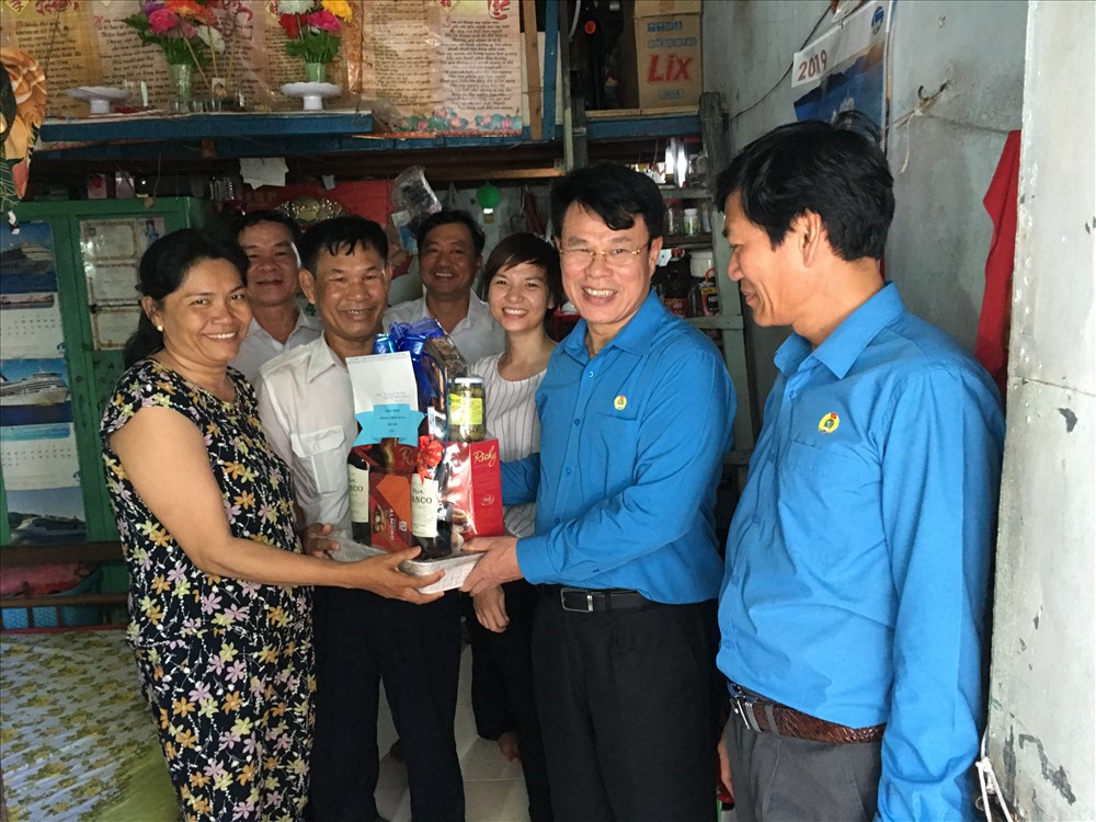 Đoàn thăm tặng quà gia đình anh Nguyễn Văn Thành, người lao động có hoàn cảnh khó khăn thuộc Tổng Công ty Bảo đảm Hàng hải Việt Nam