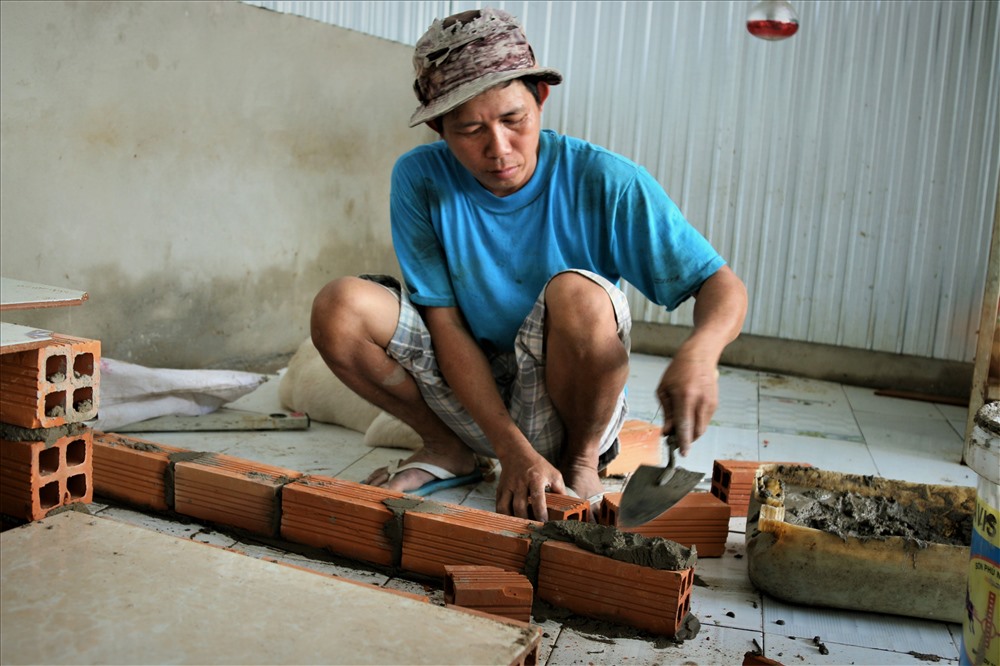 Được biết, anh Nguyên cũng đang tiến hành đầu tư xây dựng một số “căn hộ” nhỏ để cho mèo sinh sống bởi vì hiện nay một số chuồng đã trở nên quá tải. Anh Nguyên còn tách chó và mèo thành 2 khu vực riêng biệt để tránh sự xung đột không đáng có giữa hai loài vật. Ảnh: Bảo Trung